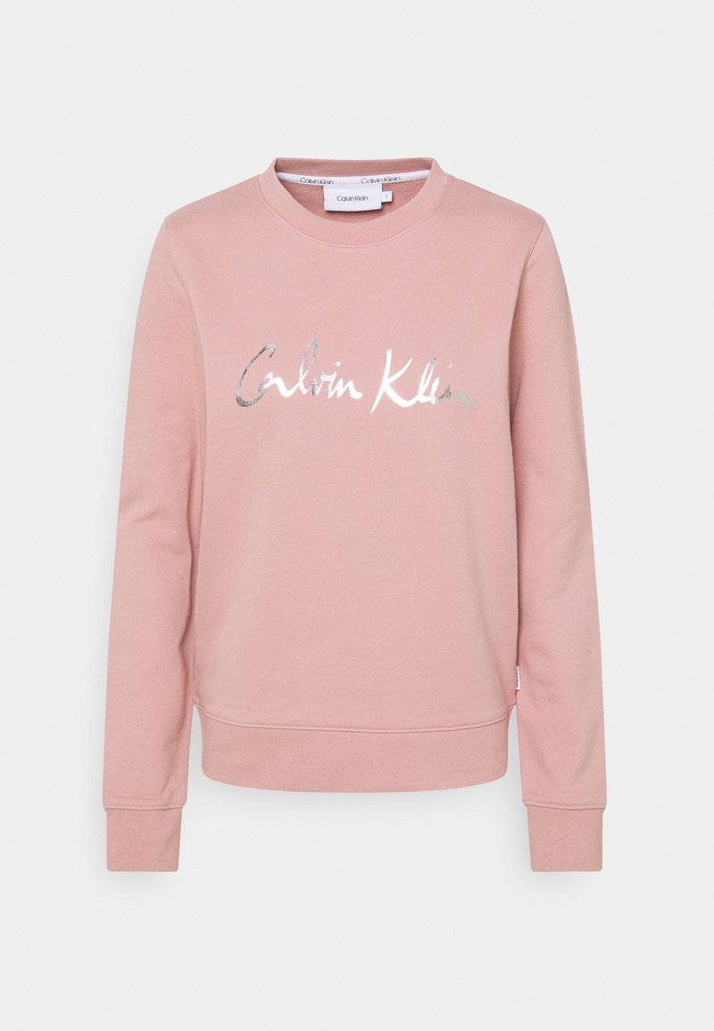 Felpa rosa con colletto girocollo, maniche lunghe, polsini a coste e logo "Calvin Klein" in argento metallizzato sulla parte anteriore. Morbido cotone misto.