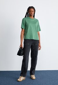 Carhartt WIP CHESTER - T-shirts - duck green