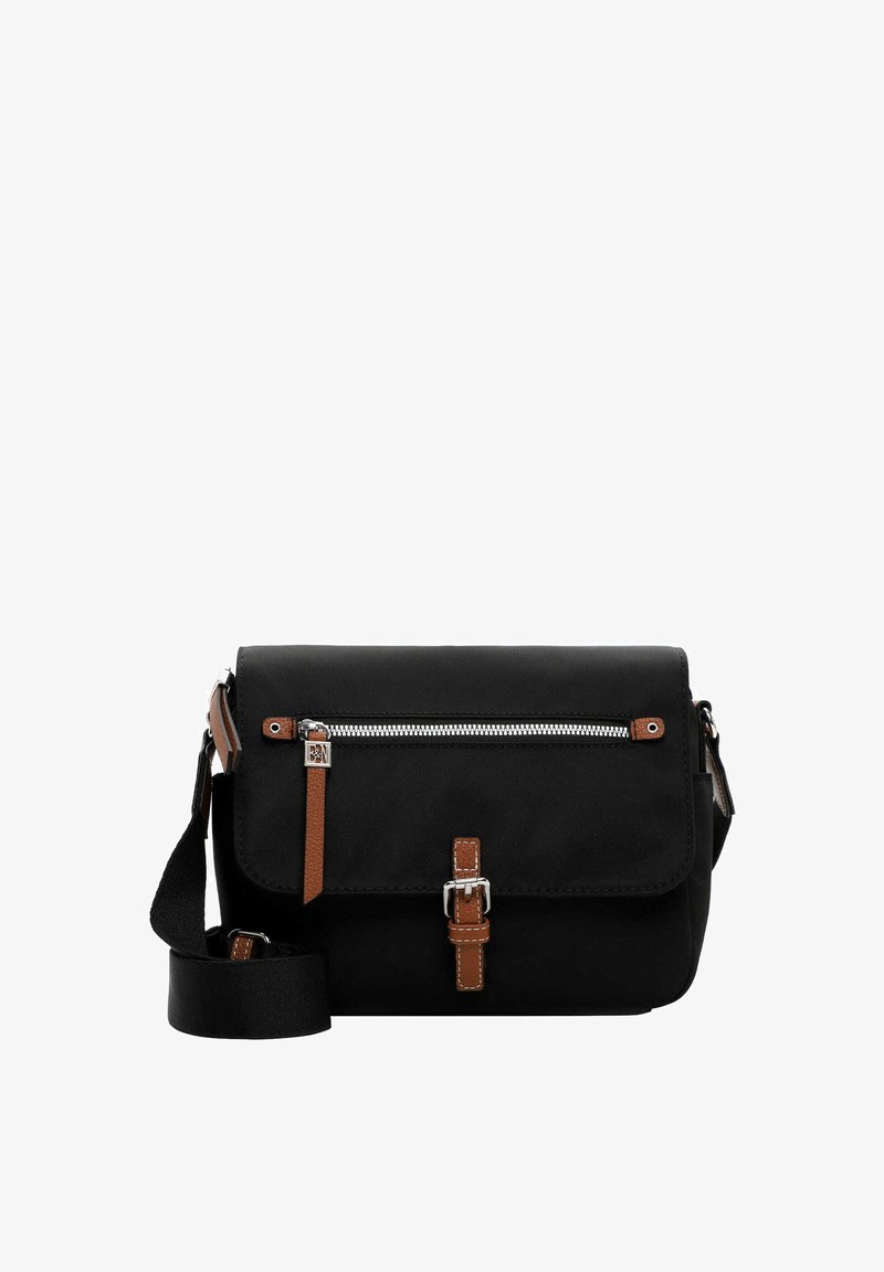 Borsa a tracolla nera realizzata in tessuto con chiusura a patta, dotata di una tasca frontale con zip, dettagli marroni, tracolla regolabile e accessori in metallo argentato.