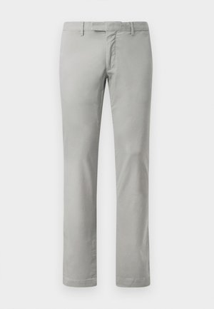 Pantaloni ajustați de un gri deschis, confecționați dintr-un material neted, având un design cu picioare drepte, cu buzunare și un tiv plat.