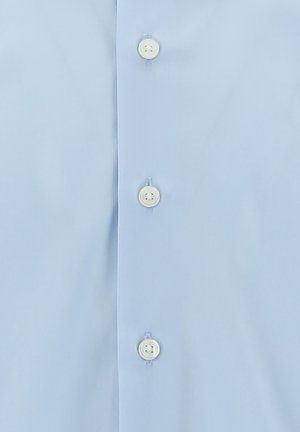 Jasnoniebieska koszula zapinana na guziki, wykonana z gładkiej bawełny, z klasycznym kołnierzykiem i czterema białymi guzikami z przodu.