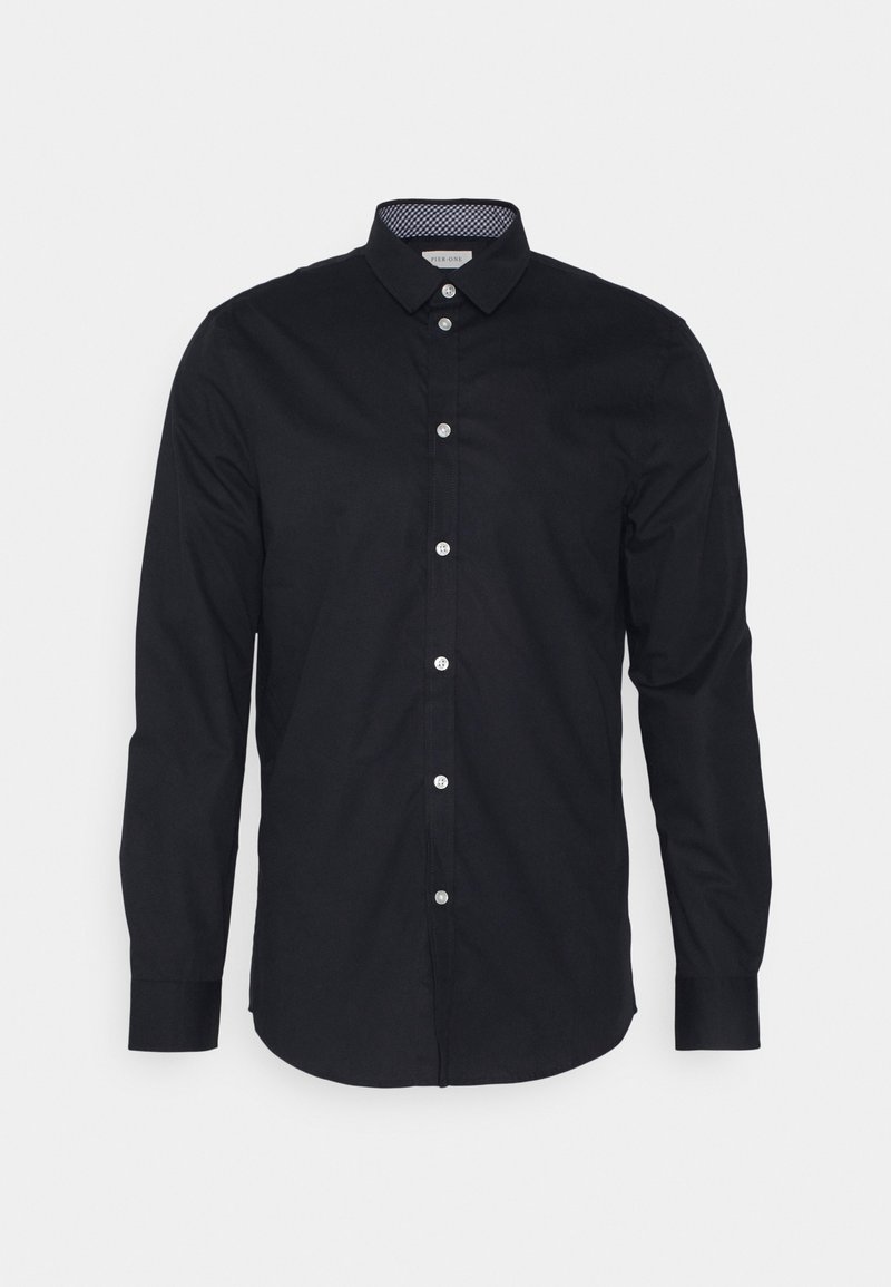 Camicia nera a maniche lunghe in tessuto liscio con chiusura a bottoni, colletto e bottoni bianchi. Presenta una fodera del colletto interno a pattern.