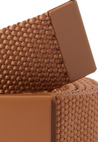 Cinturón trenzado ajustable en marrón con un tejido texturizado y hebilla rectangular de plástico, que presenta bordes suaves y un diseño plano.