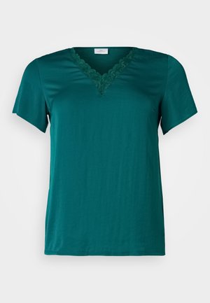 Camiseta de manga corta en color teal, fabricada con tejido suave, que presenta un escote en V con borde de encaje con forma de ola y un corte holgado. Textura suave, sin estampados.