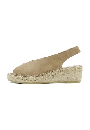 Espadrille compensée en daim beige avec bout fermé et bride arrière, semelle plateforme en jute tressée et talon bas.
