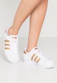 adidas Originals - SUPERSTAR - Edzőcipő - footwear wihte/copper metallic/core black Miniatűr kép 1