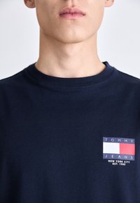 Tommy Jeans FLAG TEE UNISEX - T-shirts print - dark night navy