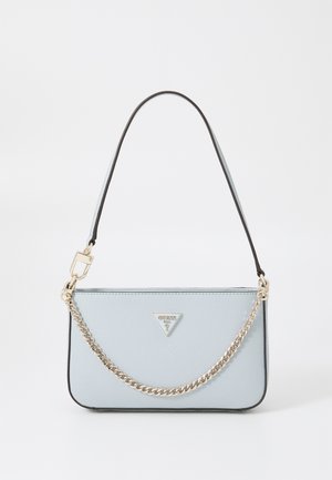 Borsa azzurro chiaro con texture e bordi neri, dotata di una tracolla in catena dorata staccabile e un'accattivante accentatura triangolare sul davanti.