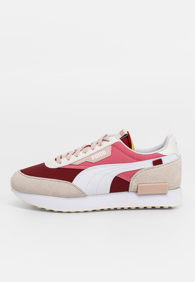Baskets Puma avec des panneaux rouges, roses et blancs, un dessus en suède et en mesh, une semelle blanche épaisse et un petit accent de talon beige.