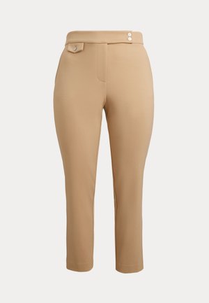Beige slim-fit nadrág magas derekkal, két kis dekoratív gombbal a derékrészen és egy gombbal zárható lapos zsebbel a jobb oldalon.