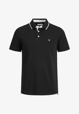 Crna polo majica od pamuka, s bijelim prugastim ovratnikom i plaketom s tri gumba. Mali logo na prsima i bočni prorezi.