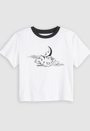 Biała koszulka z krótkim rękawem z czarnym okrągłym dekoltem, z czarnym półksiężycem z twarzą nad wirującymi chmurami oraz napisem "Levi's" poniżej.