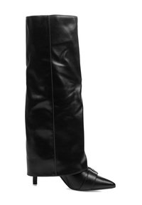 Bota negra de cuero hasta la rodilla con superficie lisa, punta puntiaguda y una correa decorativa cerca del tobillo.