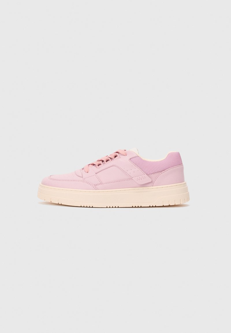 Zema zābaki pasteļrozā krāsā ar šņorēšanu, teksturētu papēža paneļa un biezas off-white gumijas zoles, redzams sānu profilā.