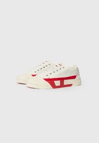 Baskets en toile en blanc cassé et rouge, avec une semelle en caoutchouc, un design à lacets et un accent rouge distinctif sur les côtés.