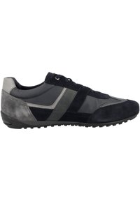 Sneaker da uomo caratterizzato da una combinazione di suede grigio scuro e navy, dettagli in pelle liscia, design con lacci e suola in gomma texturizzata.