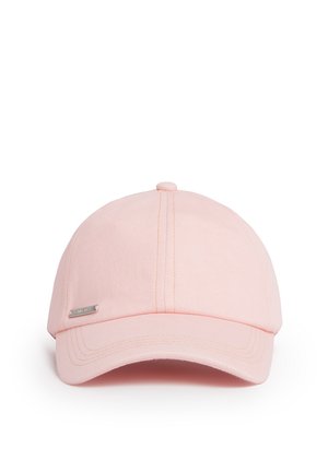 Cappellino da baseball rosa chiaro con visiera curva e piccola targhetta con logo in metallo sul lato anteriore sinistro, mostrato su sfondo bianco.