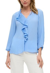 Lichtblauw geplooid bloesje met een V-hals, voorzien van een gerimpelde accenten langs de voorkant en driekwart mouwen, gemaakt van een gladde stof.