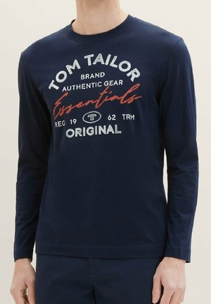 Camiseta de manga larga color azul marino hecha de algodón, con una estampación gráfica en el frente con texto en blanco y rojo que dice "Tom Tailor Essentials".