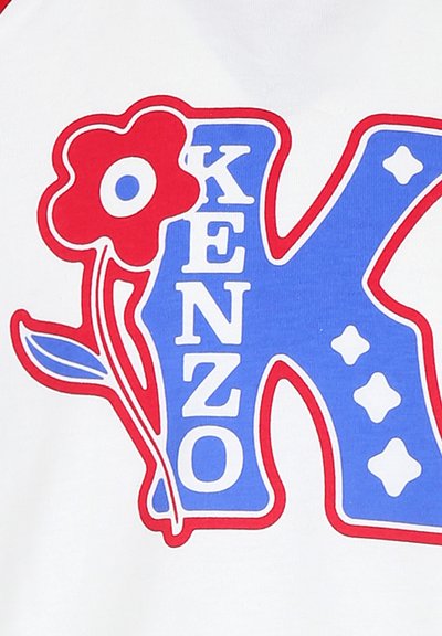 Tissu blanc avec une grande lettre bleue "K", le mot "KENZO" en blanc et un design de fleur rouge avec un accent de feuille verte.