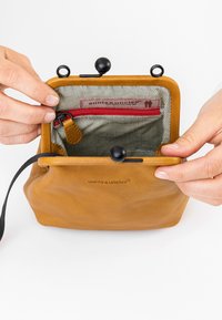 Aunts & Uncles MRS SUGAR POP - Umhängetasche - satin brass