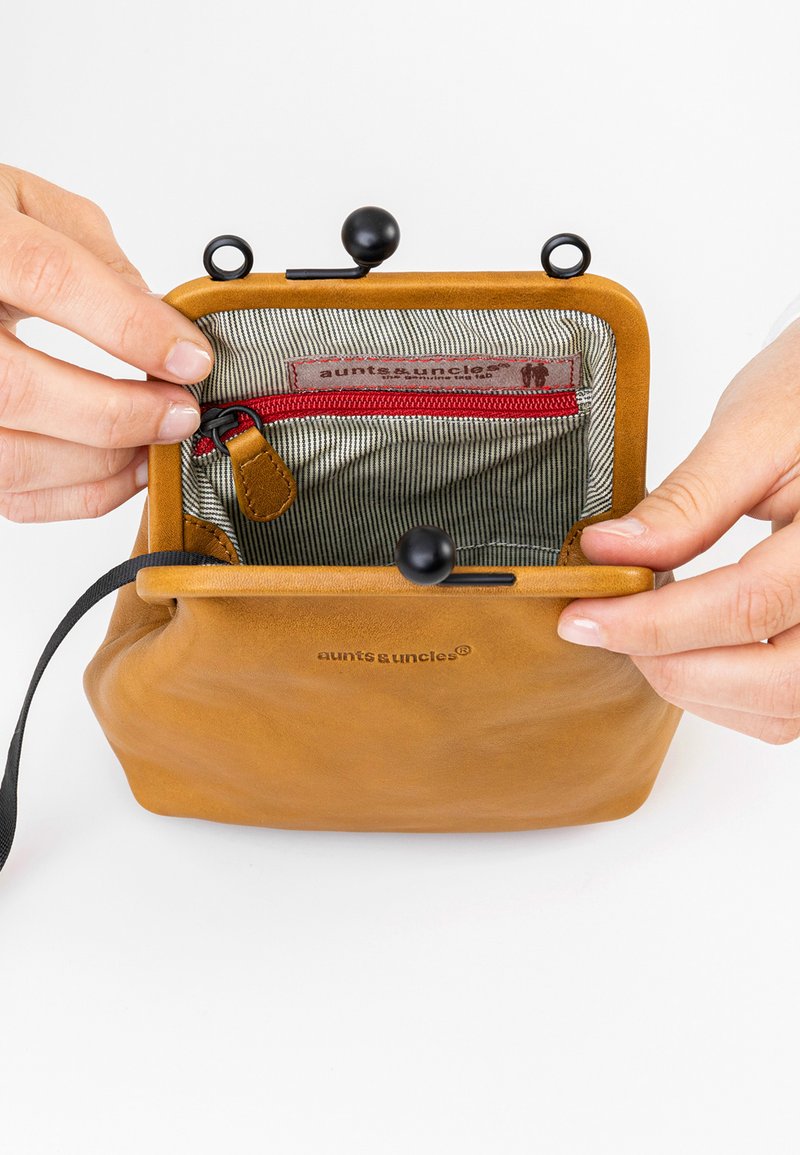 Aunts & Uncles MRS SUGAR POP - Umhängetasche - satin brass