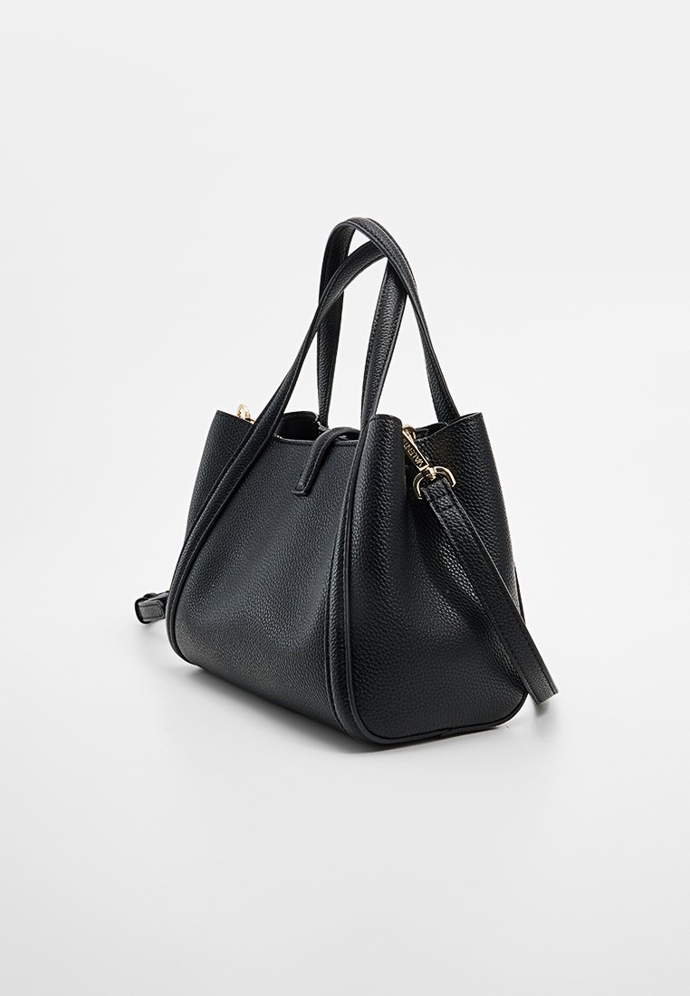 Bolso de mano de cuero negro con un acabado texturizado, dos asas en la parte superior y una correa para el hombro desmontable. Presenta acentos en hardware dorado.