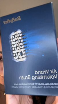 Babyliss Air Wand -volyymiharjan pakkaus, jossa on kiiltävä sininen pinta ja selkeä harjakuva, jossa on useita lämmönkestäviä harjaksia.