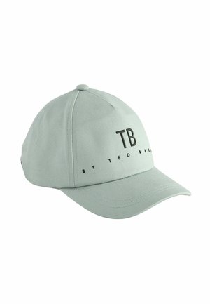 Gaiši zaļš beisbola cepures izgatavota no auduma, ar izliekto malu, izšūtu melnu "TB" logotipu un tekstu "by Ted Baker". Vienkāršs dizains, nav rakstu.