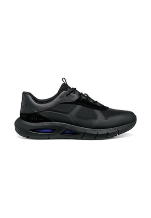 Czarne buty sportowe charakteryzują się połączeniem gładkich i teksturowanych materiałów, mają zaokrąglony kształt i amortyzowaną podeszwę. Dodatkiem jest niebieski akcent na podeszwie.