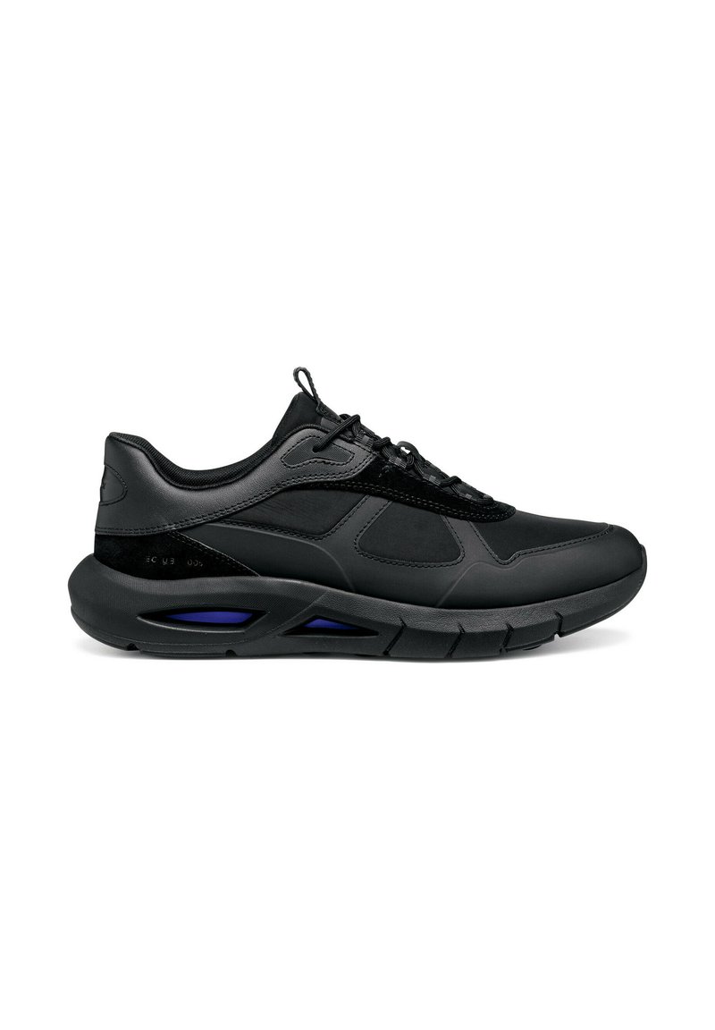 Czarne buty sportowe charakteryzują się połączeniem gładkich i teksturowanych materiałów, mają zaokrąglony kształt i amortyzowaną podeszwę. Dodatkiem jest niebieski akcent na podeszwie.