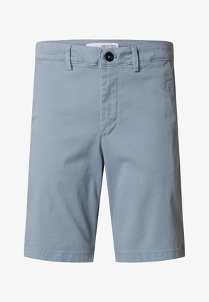 Pantalones cortos de algodón azul claro con frente plano, cierre de botón y bolsillos, que presentan una textura suave y un corte recto alrededor de los muslos.