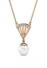 Collana con pendente in oro rosa che presenta un design a forma di ventaglio, sei piccole pietre trasparenti e una goccia di perla bianca sotto. I collegamenti della catena sono delicati.
