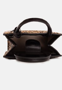 Borsa a tracolla con stampa leopardata e dettagli in pelle nera, dalla forma strutturata e un compartimento interno sicuro. Manici piatti per un trasporto facile.