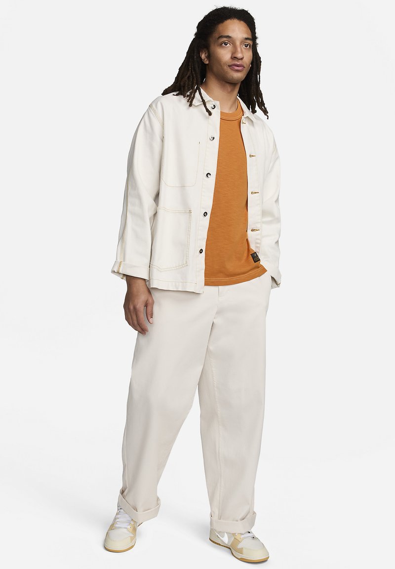 Nike Sportswear T-shirt basic oranje Nike Sportswear T-shirt basic oranje