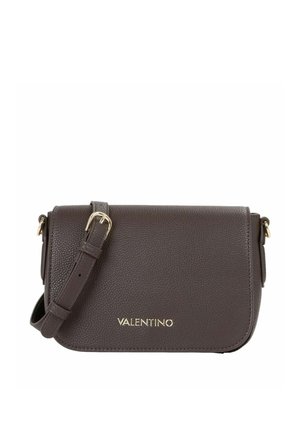 Borsa a tracolla in pelle marrone con trama, dotata di tracolla regolabile e dettagli in metallo color oro. Presenta una patta frontale e il logo del marchio impresso.