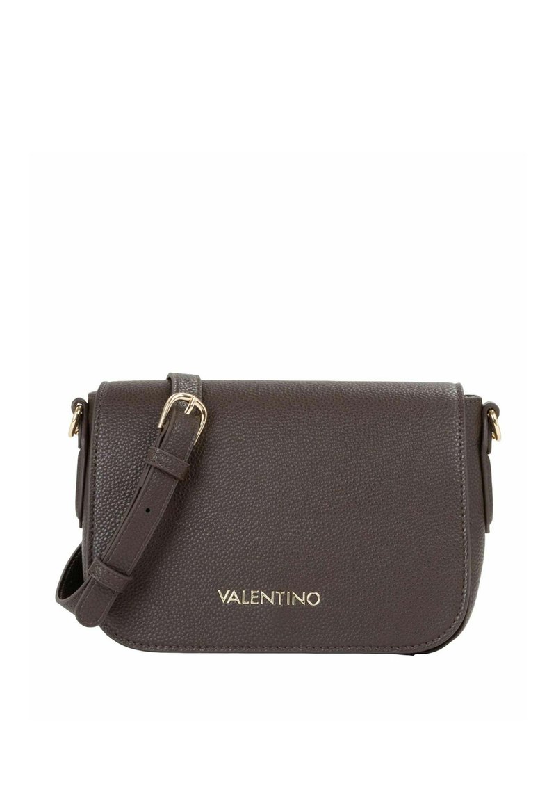 Borsa a tracolla in pelle marrone con trama, dotata di tracolla regolabile e dettagli in metallo color oro. Presenta una patta frontale e il logo del marchio impresso.