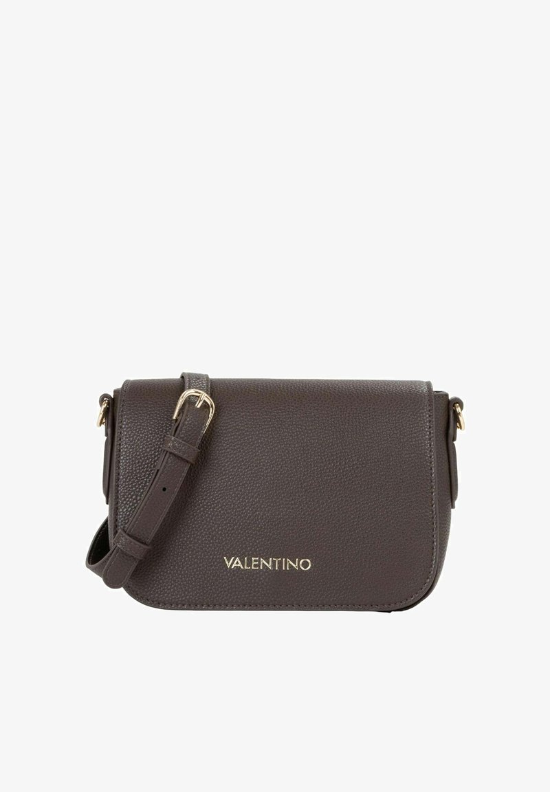 Borsa a tracolla in pelle marrone con trama, dotata di tracolla regolabile e dettagli in metallo color oro. Presenta una patta frontale e il logo del marchio impresso.