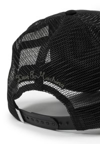 Cappellino in rete nera con design strutturato. Presenta una fascia plastica regolabile e la scritta ricamata "Dawn Eo Machina" sul retro.