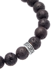 Bracciale in pietre di lava nera con un bead accentuato in argento testurizzato con un motivo geometrico. Design regolabile e leggero.