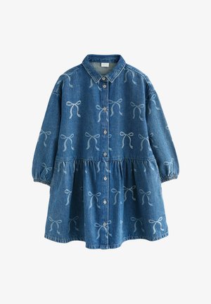 Rochie din denim cu un sistem de închidere cu nasturi în față, guler, mâneci lungi și tiv evazat, decorată cu modele de fundițe albe și accente argintii.