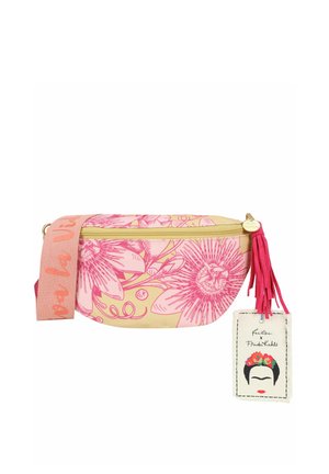 Sac banane floral rose et jaune avec une large sangle rose, une fermeture éclair dorée, un pompon rose et une étiquette avec une illustration de Frida Kahlo.