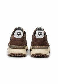 Ein Paar braune Wildledersneaker mit weißen Fersenlaschen, die ein schwarzes geometrisches "F"-Logo, dicke beiges Sohlen und strukturierte braune Außensohlen aufweisen.