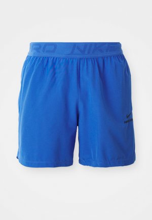 Blå atletiske shorts med elastisk talje, der har "NIKE PRO" tekst. Lavet af glat stof, prydet med et lille sort logo på siden.