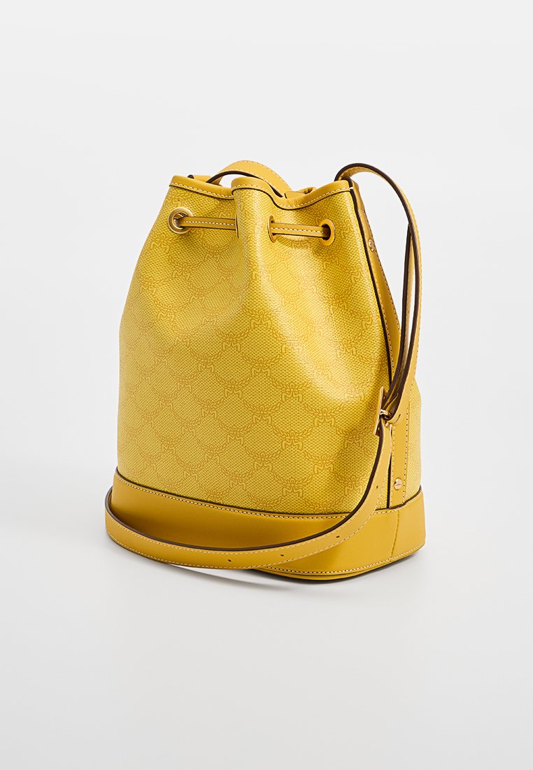 Gelbe strukturierte Leder-Bucket-Tasche mit einem Zugverschluss, hat einen runden Boden und einen Schultergurt, der dezente Logo-Designs zeigt.