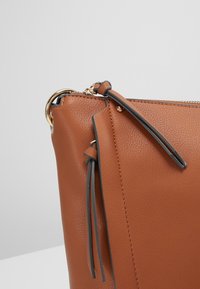 LYDC London Borsa a mano - cognac