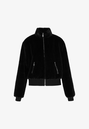 Melna mākslīgās kažokādas bumbers jaka ar augstu apkakli, ar rāvējslēdzēju priekšpusē un divām sānu kabatām ar rāvējslēdzējiem. Pieder ribotas rokas vietas un apakšmala. Mīksta, pūkaina tekstūra.