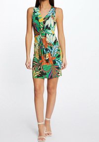 Blumenkleid mit lebendigen Farben wie Grün, Orange und Blau. Verfügt über einen V-Ausschnitt, ärmelloses Design und eine taillierte Taille mit einem Gürtel-Akzent.