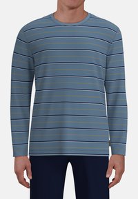 Langärmliges blaues Hemd mit horizontalen Streifen in Marineblau und Senfgelb. Besitzt einen runden Ausschnitt und einen lockeren Schnitt. Weiche Stoffoberfläche.