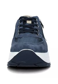 Marinblå sneakers med mocka- och nätpaneler, vit sula, metallöglor, rund tå och texturerad ovandel. Dragkedjedetalj på sidan.